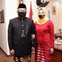 Eks Wakil Wali Kota Depok, Pradi Supriatna (kiri) saat pose bersama istri (Diskominfo).