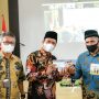Bupati Bandung, Dadang Supriatna (tengah) dalam acara Mimbar Sarasehan Kontak Tani Nelayan Andalan (KTNA) dan Launching Kartu Tani di Aula Oryza Satyva Dinas Pertanian (Distan), Soreang, Kamis (22/7).