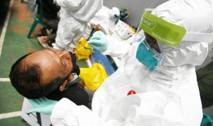 ILUSTRASI: Tenaga kesehatan melakukan swab tes antigen. (Istimewa)