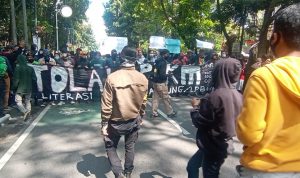 DEMONSTRASI: Unjuk rasa tolak perpanjang PPKM Darurat di Kota Bandung, kemarin. (Sandi Nugraha/Jabar Ekspres)