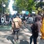 DEMONSTRASI: Unjuk rasa tolak perpanjang PPKM Darurat di Kota Bandung, kemarin. (Sandi Nugraha/Jabar Ekspres)