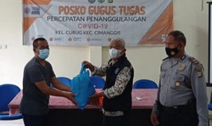 Lurah Curug Janji Rutin Berikan Bantuan Sembako kepada Warga Isoman Lurah Curug Janji Rutin Berikan Bantuan Sembako kepada Warga Isoman