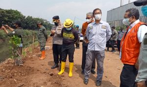 Wakil Wali Kota Bandung, Yana Mulyana saat berada di lokasi penanaman pohon.