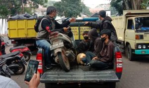 Sekelompok orang yang akan melakukan demo ditangkap. (Sandi Nugraha/Jabar Ekspres)