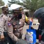 Kasat Lantas Polres Sumedang, AKP Eryda Kusumah saat berikan paket sembako di pos penyekatan Unpad Jatinangor, Jumat (23/7). (Yanuar Baswata/Jabar Ekspres)