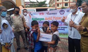 Anak-anak korban longsor Cimanggung, Kabupaten Sumedang saat menerima bantuan dari donatur.