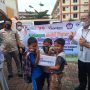 Anak-anak korban longsor Cimanggung, Kabupaten Sumedang saat menerima bantuan dari donatur.
