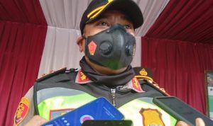 Kapolres Sumedang, AKBP Eko Prasetyo Robbyanto di pos penyekatan Parakanmuncang, Kecamatan Cimanggung, Kabupaten Sumedang pada Sabtu (24/7). (Yanuar Baswata/Jabar Ekspres)