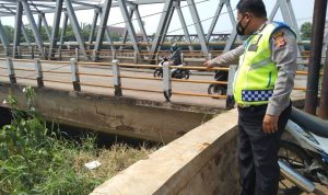 Perlu Diperbaiki, Pemprov Jabar Asesmen Jembatan Dayeuhkolot JEMBATAN DAYEUHKOLOT: Unit Lantas Polsek Dayeuhkolot memperlihatkan bagian retak di Jembatan Dayeuhkolot.