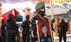 Prosesi pemakaman mantan Bupati Bandung, R.H Lily Sumantri.