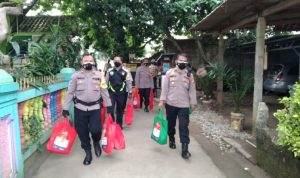 Warga Kalibaru Dapat Bantuan Beras dari Polsek Sukmajaya