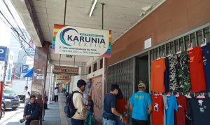 ANTRE: Sejumlah pelanggan mengantre di toko tekstil, Jl. Otista, Kota Bandung.