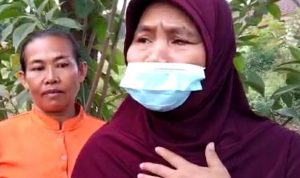 Korban terdampak longsor, warga Desa Cihanjuang, Kecamatan Cimanggung, Kabupaten Sumedang, Ade, 48 (kanan) pada Senin (26/7).