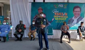 Guna Bentuk Herd Immunity, PKB Kembali Gelar Vaksinasi Masal Ketua Fraksi PKB DPR RI, Cucun Ahmad Syamsurijal kembali menggelar vaksinasi masal di Baleendah, Kabupaten Bandung, Selasa (27/7). (Yully S Yulianty/Jabar Ekspres)