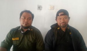 Pendiri sekaligus Pembina Gelap Nyawang Nusantara, Asep Riyadi (kanan) bersama Ketua Gelap Nyawang Nusantara, Anwar Hidayat Wijaya (kiri) di Sabusu, Jatinangor pada Selasa (27/7).