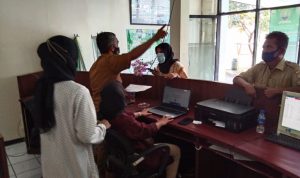 Kondisi meja pelayanan kantor Kecamatan Jatinangor, Kabupaten Sumedang pada Selasa (27/7).