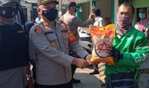 Polsek Sawangan Bagikan Beras di Masa PPKM Level 4