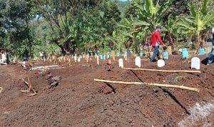 Suasana lahan TPU Kihapit Cimahi terpantau sudah setengah lahan, Rabu (28/7). (Intan Aida/Jabar Ekspres)