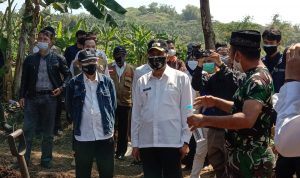 Pelaksana Tugas (Plt.) Wali Kota Cimahi, Ngatiyana sedang meninjau TPU Kihapit Cimahi, Rabu (28/7). (Intan Aida/Jabar Ekspres)