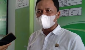 Anggota DPRD Kabupaten Sumedang Dapil 5 Fraksi Golkar, Asep Kurnia di UPTD Puskesmas Sawahdadap, Kecamatan Cimanggung, Kabupaten Sumedang, Rabu (28/7). (Yanuar Baswata/Jabar Ekspres)