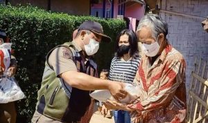 Penyaluran bantuan dari Kecamatan Cikancung, Kabupaten Bandung kepada warga, beberapa waktu lalu.