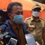 Suryatman (kiri) bersama Wakil Bupati Sumedang, Erwan Setiawan (kanan) di tenda pengungsian korban longsor sementara, beberapa waktu lalu.