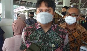 Kepala Bapenda Kota Bandung, Iskandar Zulkarnain ketika diwawacara media di pendopo Kota Bandung