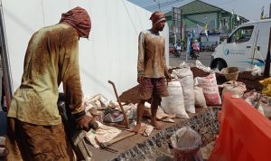 Pembangunan Underpass Sriwijaya-Dustira mulai disiapkan dengan pemagaran dan mereka melakukan pengeboran, Jalan Sriwijaya, Kamis (29/7). (Intan Aida/Jabar Ekspres)