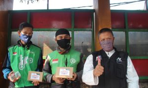 Sejumlah pengemudi ojol dan salah satu relawan ACT Cimahi lakukan foto bersama setelah mendapatkan jatah makanan gratis, Jumat (30/7). (Intan Aida/Jabar Ekspres).