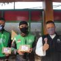 Sejumlah pengemudi ojol dan salah satu relawan ACT Cimahi lakukan foto bersama setelah mendapatkan jatah makanan gratis, Jumat (30/7). (Intan Aida/Jabar Ekspres).