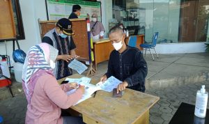 TERIMA BANSOS: Pembagian bansos Rp 500 ribu untuk warga non-dtks.