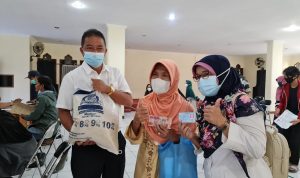TERIMA BANSOS: Pembagian BST dan beras 10 kilogram di Kelurahan Antapani Kidul dari Kemensos.