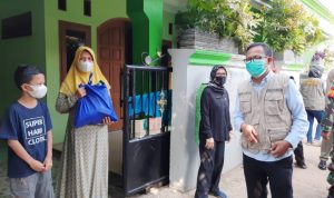 Wakil Wali Kota Depok, Imam Budi Hartono serahkan bantuan pada warga Depok yang sedang isoman.