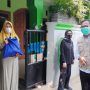 Wakil Wali Kota Depok, Imam Budi Hartono serahkan bantuan pada warga Depok yang sedang isoman.