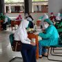 Siswi SMPN 1 Cimahi melewati tahapan screening sebelum vaksinasi. Foto: Intan Aida