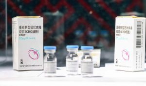 Vaksin yang dikembangkan oleh Zhifei Biological Products dipamerkan di sebuah pameran di Beijing, 26 Mei 2021. /CFP
