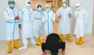 Alhamdulillah Gak Jadi Mati, Abu Janda Sujud Syukur Setelah Sembuh dari Covid-19