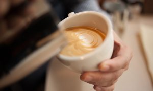 Pencinta Kopi Wajib Tau! Kenali Manfaat dan Risiko Minum Kopi