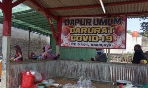 Peduli Warga yang Isoman, Ibu-Ibu Kelurahan Abadijaya Dirikan Dapur Umum