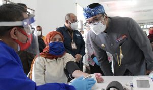 Jabar Mulai Vaksinasi COVID-19 Bagi Penyandang Disabilitas Gubernur Jabar Ridwan Kamil saat meninjau pelaksanaan vaksinasi COVID-19 bagi penyandang disabilitas di Balai Rehabilitasi Sosial Penyandang Disabilitas Sensorik Netra (BRSPDSN) Wyata Guna, Kota Bandung, Kamis (8/7/2021). (Foto: Deni/Biro Adpim Jabar)