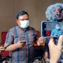 Ketua Alumni Muda Universitas Padjadjaran Bandung Fuad Rinaldi Saat ditemui Wartawan, Kamis(1/7). Foto : Boy Darmawan / Jabar Ekspres.
