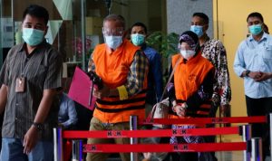 Anggota DPRD Jabar Ade Barkah Surahman (rompi jingga) dan mantan Anggota DPRD Jabar Siti Aisyah Tuti Handayani (rompi jingga), di Gedung KPK, Jakarta, Kamis (15/4/2021). FOTO: Humas KPK