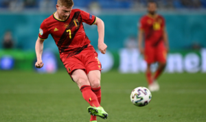 Gelandang Belgia Kevin De Bruyne saat laga melawan Finlandia. Foto: Twitter @EURO2020