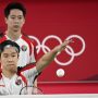 Ganda putra Indonesia Marcus Fernaldi Gideon/Kevin Sanjaya Sukamuljo berlaga melawan pasangan India Satwiksairaj Rankireddy/Chirag Shetty pada penyisihan kedua Grup A Olimpiade Tokyo 2020 di Musashino Forest Sports Plaza, Tokyo, Jepang, Senin (26/7/2021). ANTARA/AFP/Alexander Nemenov