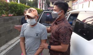 pelaku pencabulan terhadap anak di bawah umur saat digelandang ke Mapolres Metro Jakarta Barat