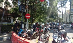 Merasa Dipersulit, Masyarakat Keluhkan Penutupan Jalan yang Dilakukan Lebih Awal,
