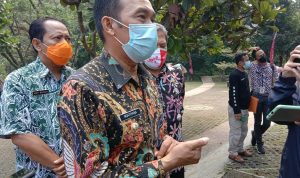 Gunung Bohong Akan Dijadikan Lahan Pemakaman Covid-19 Plt. Wali Kota Cimahi Ngatiyana, Plaza Pemkot Cimahi, Jumat (2/7)(Intan Aida/Jabar Ekspres)