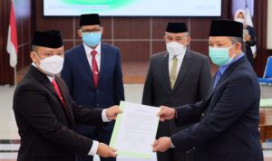 Sekda Kota Depok terpilih, Supian Suri (kiri) saat serah terima jabatan dari Pjs Sekda sebelumnya di gedung Balai Kota Depok (Diskominfo)
