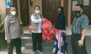 115 Paket Sembako Didistribusikan ke Warga Karantina 115 Paket Sembako Didistribusikan ke Warga Karantina