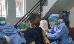 Salah seorang warga Desa Cikuya, Kecamatan Cicalengka, Kabupaten Bandung saat divaksin pada Kamis (8/7). (Yanuar Baswata/Jabar Ekspres)